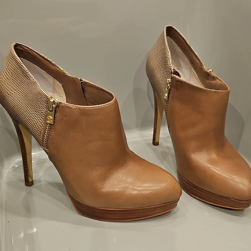 MICHAEL KORS Elegant Taupe Tan Leather Booties